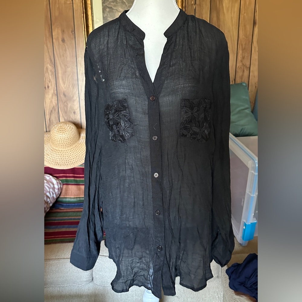 NWOT Roman Fashion Black Button-up Front & Back Top with Daisy-print Lace, 2x/3x